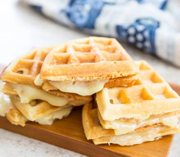 Вафли с творогом и сыром в вафельнице. Вафли с творогом и сыром в вафельнице. Сырные вафли. Творожно сырные вафли. Вафля с творогом и сыром.