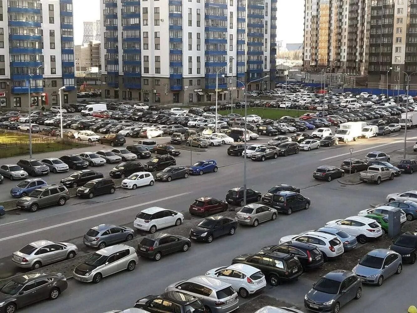 Автостоянка вблизи жилого дома