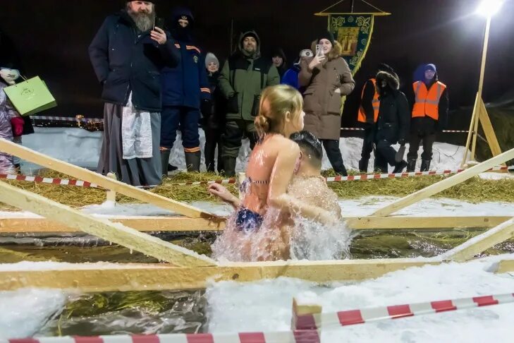 Купание девушек. Крещенская иордань ярославль 2023. 19 января купель. Крещение 2023. Купание девушек.