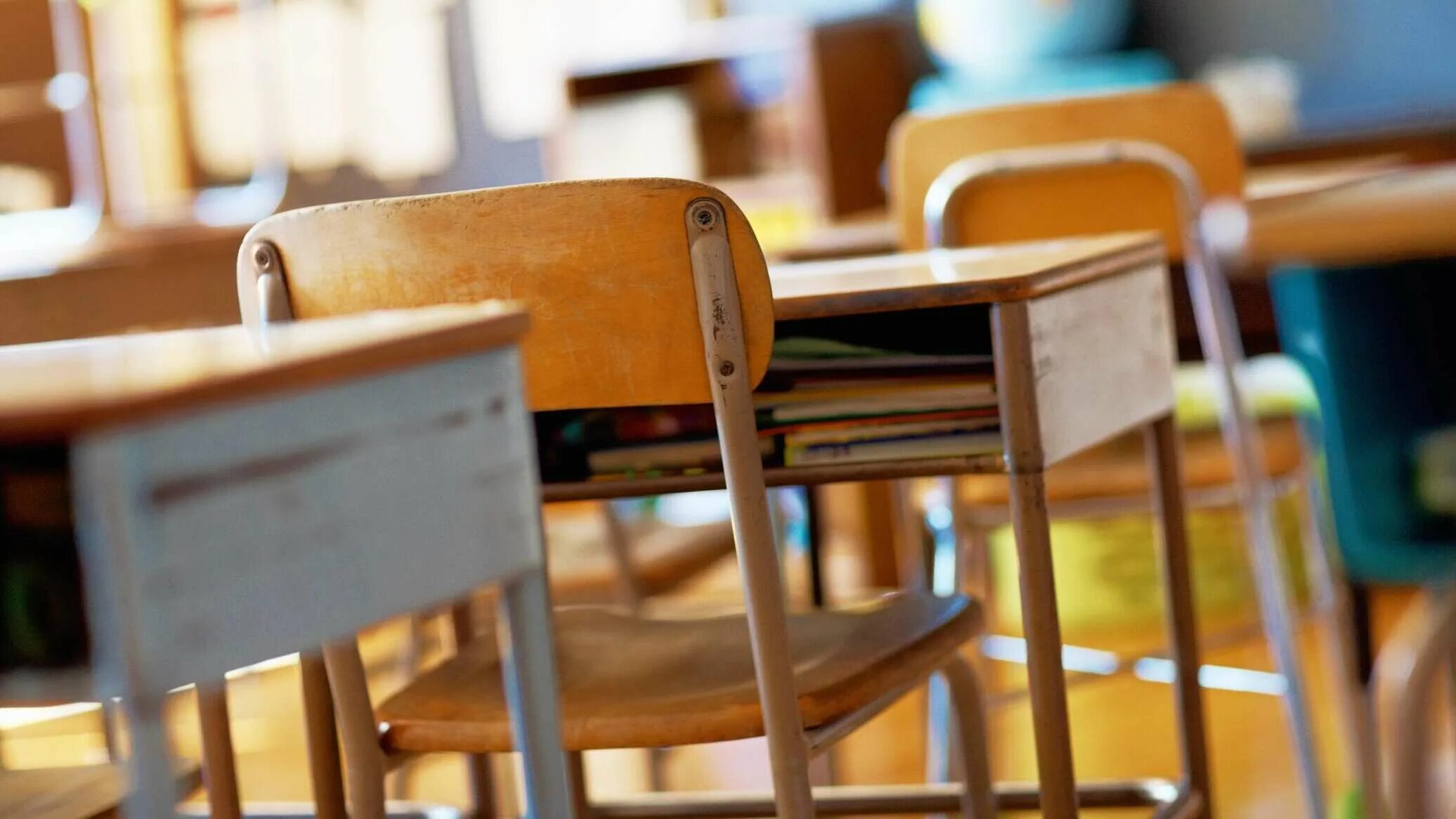 Много школ переводить. Деревянный стол школа. Classroom Desk. School Chair. Russian Classroom.