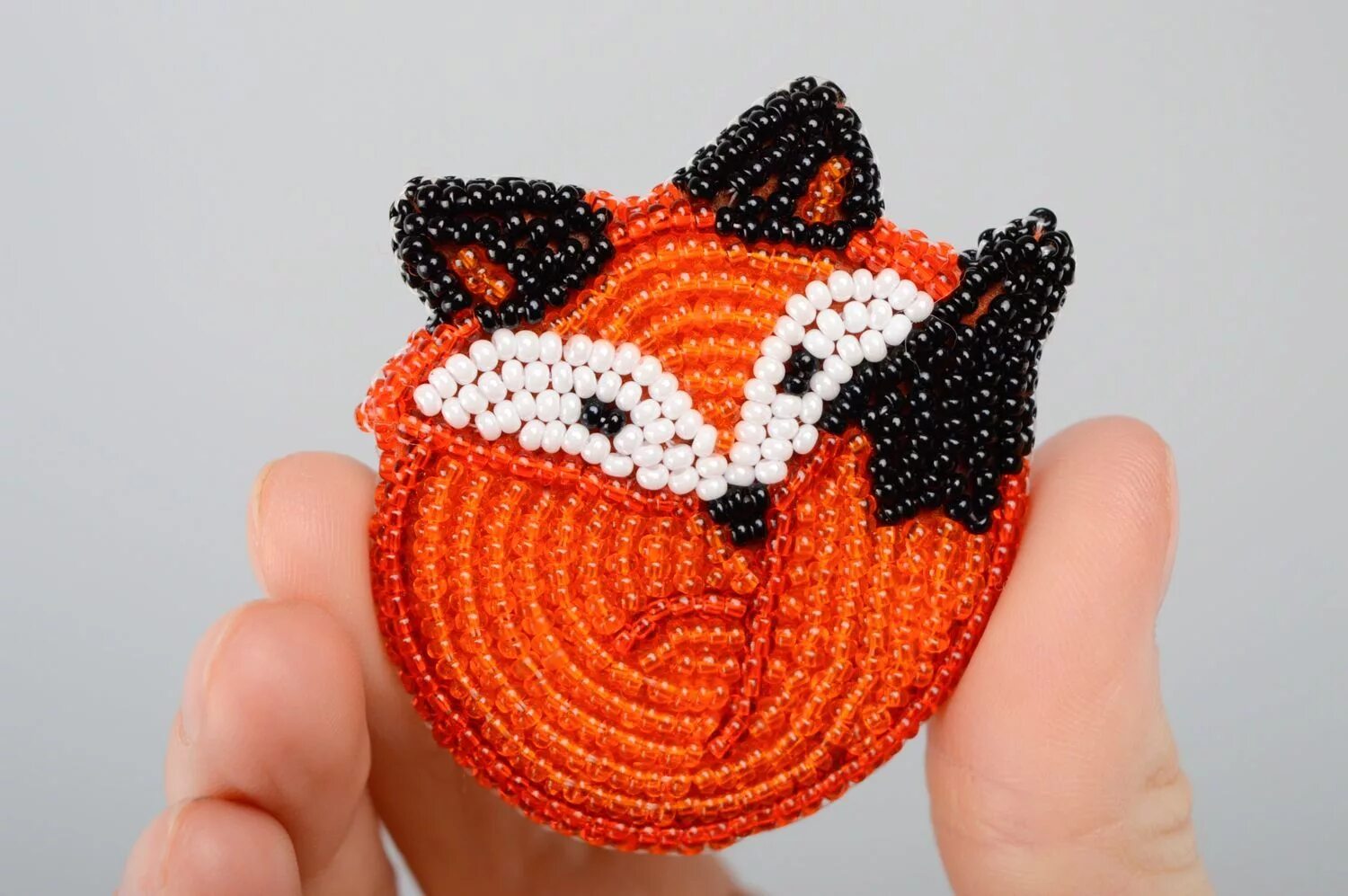 Бисер и лиса колье. Брошь лиса из бисера. Лиса из бисера. Амигуруми из бисера. Животные из бисера.