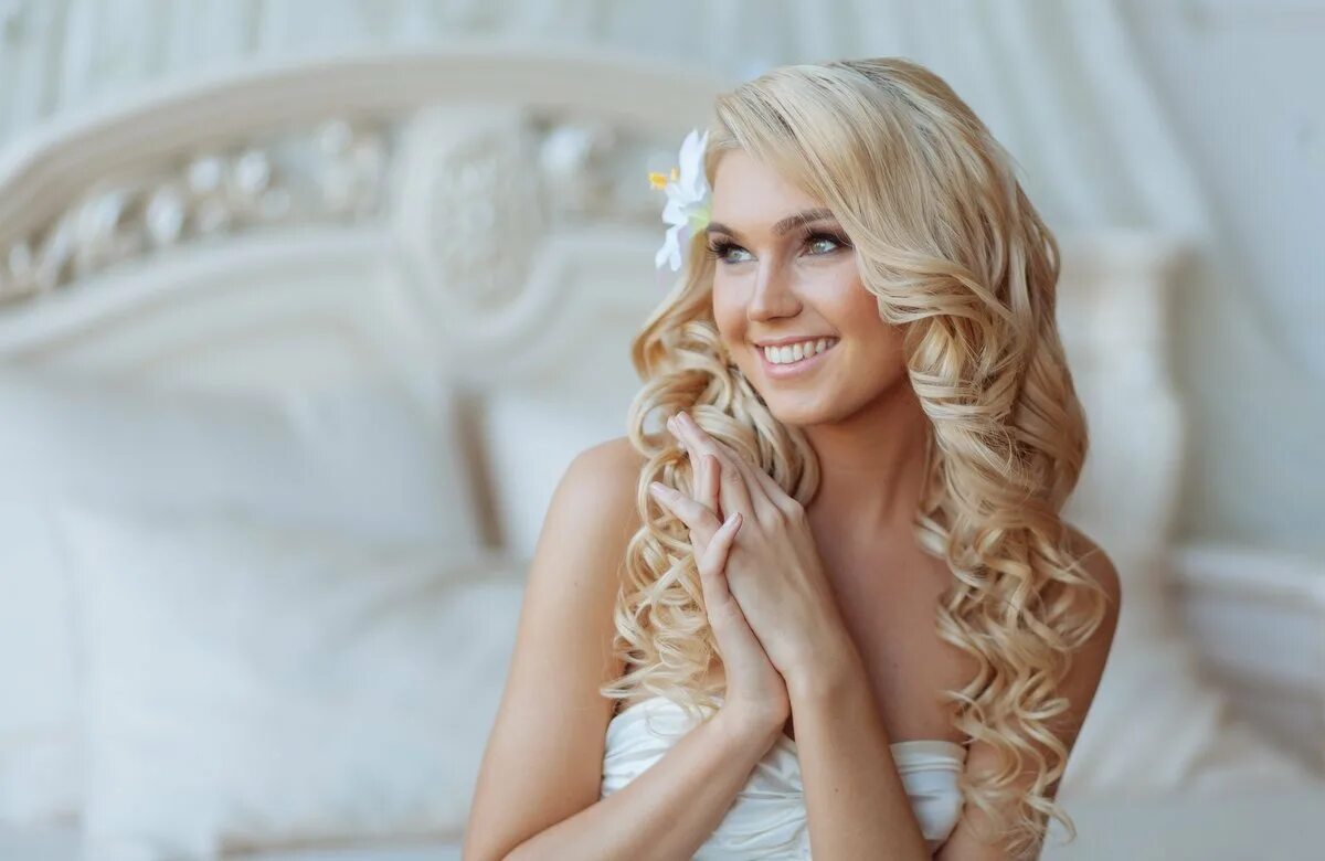 Волнистые волосы у девушек. Прическа локоны на длинные волосы. Кудри джессика. Кудрявые волосы. Распусти свои локоны скоро.