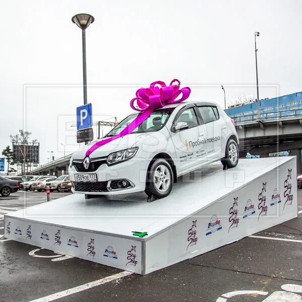 Подиум для автомобиля уличный. Подиум для автомобиля. Автомобиль на постаменте. Пьедестал для машины. Крутящийся подиум для автомобиля.