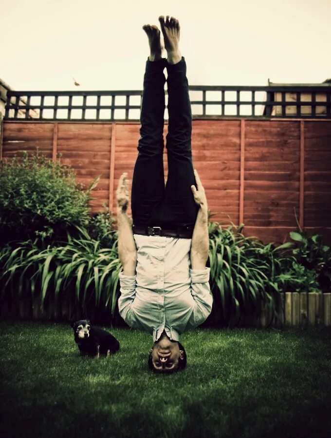 Вверх ногами. Вниз головой. Фото вверх по желанию. Человек вверх ногами. Виктория боня стойка на голове.