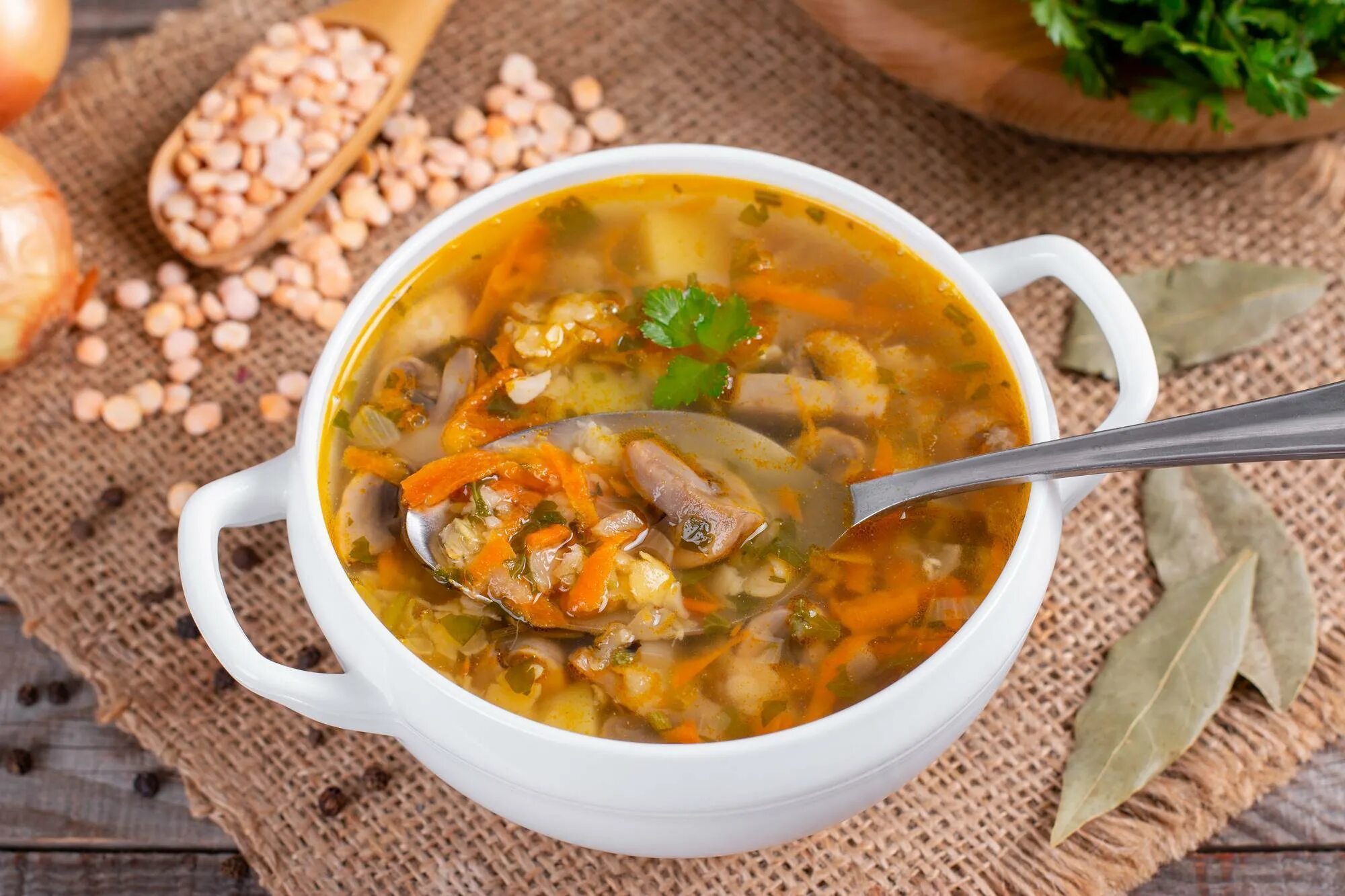 Вкусные супы фото. Похлебка Гороховая с грибами. Гороховый грибной суп. Рассольник с перловкой и солеными. Гороховый суп с копченостями и грибами.