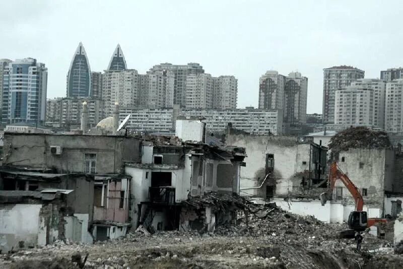 Снос города 2. Разрушение здании в баку. ветхое жилье в баку. в баку сносят старые дома в 2025 году. минусы баку.