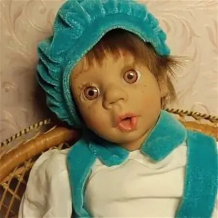 удивленная кукла