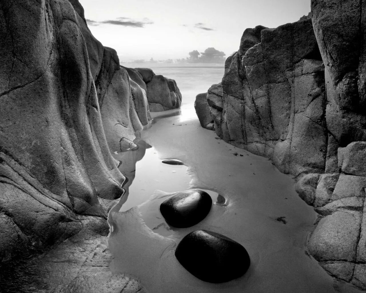 Черная cкала. Море скалы. Черно белый камень. Серый камень. Забытые скалы