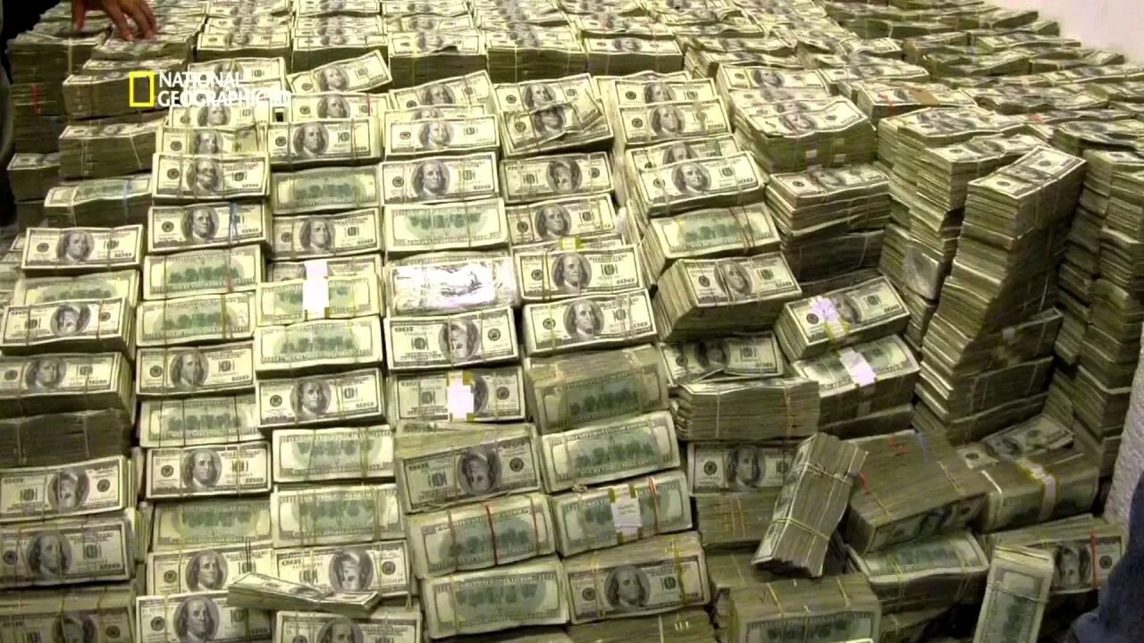 Много денег. Куча денег. 1500000000 долларов в рублях. Пачка денег. Миллион долларов.