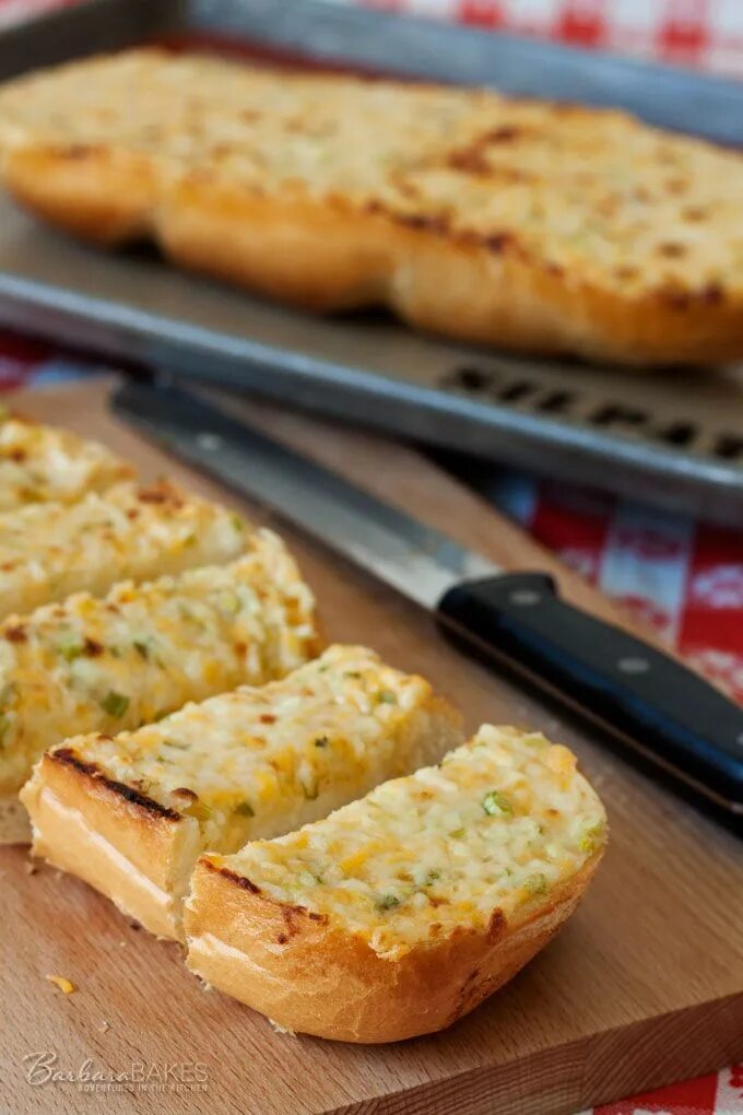Сыр чеснок тесто. Чесночный хлеб с сыром. Хлеб с сыром и чесноком в духовке. Хлеб с пармезаном. Хлебный пирог с сыром.
