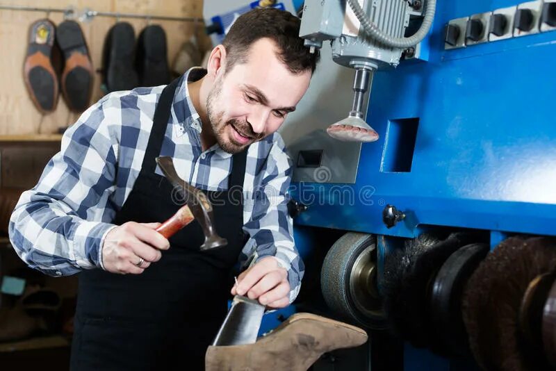 В феврале в мастерской отремонтировали 480. Мужчина чинит обувь. Мужчина в мастерской. Shoe Repair Workshop. Мужик в мастерской.