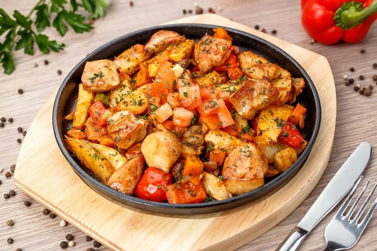 Курица с грибами и овощами на сковороде. Курица с картошкой на сковороде. курица с овощами на сковороде. жаркое с курицей и картошкой на сковороде. картошка с овощами на сковороде.