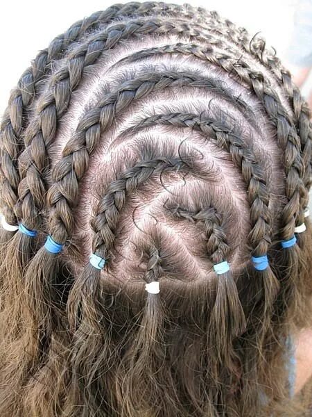 Плетение на голове. Плетение кос. Прическа змейка для девочки. Прическа из косичек.