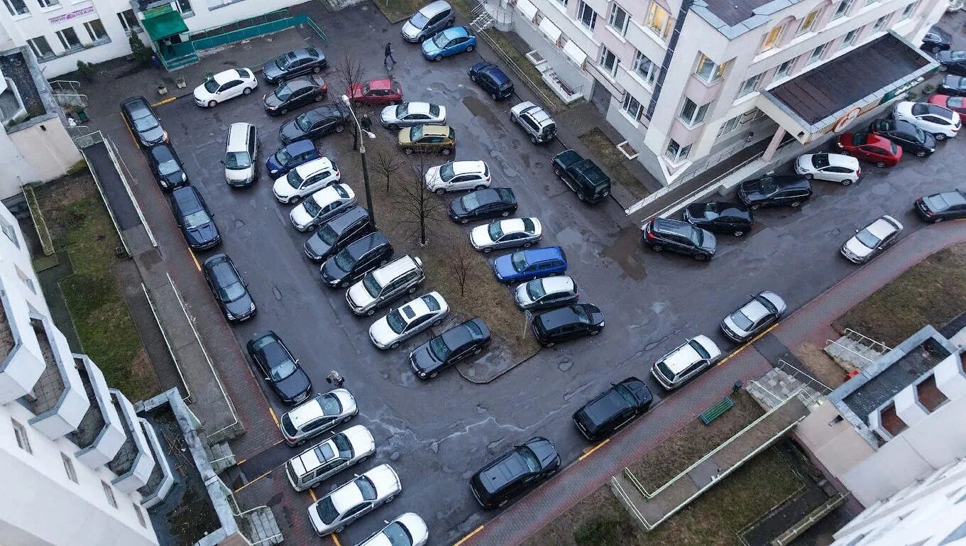 Автостоянка жилых зданий. Парковка во дворе. Стоянка машин. Парковка машин во дворе. Стихийная парковка во дворах.