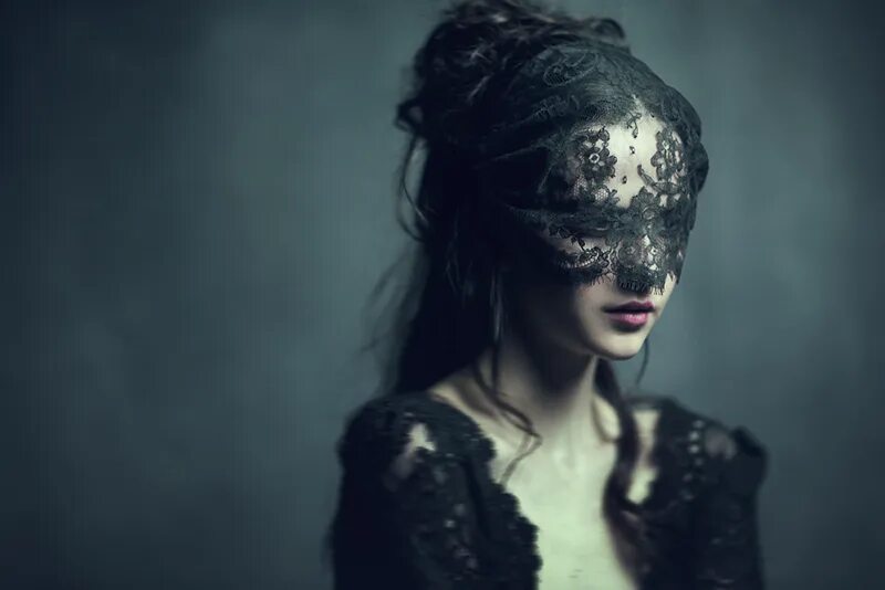 инкогнито женщина. дипика падуконе в очках. женщина в черной маске. девушка в маске софтбокс. девушка в черной вуали.