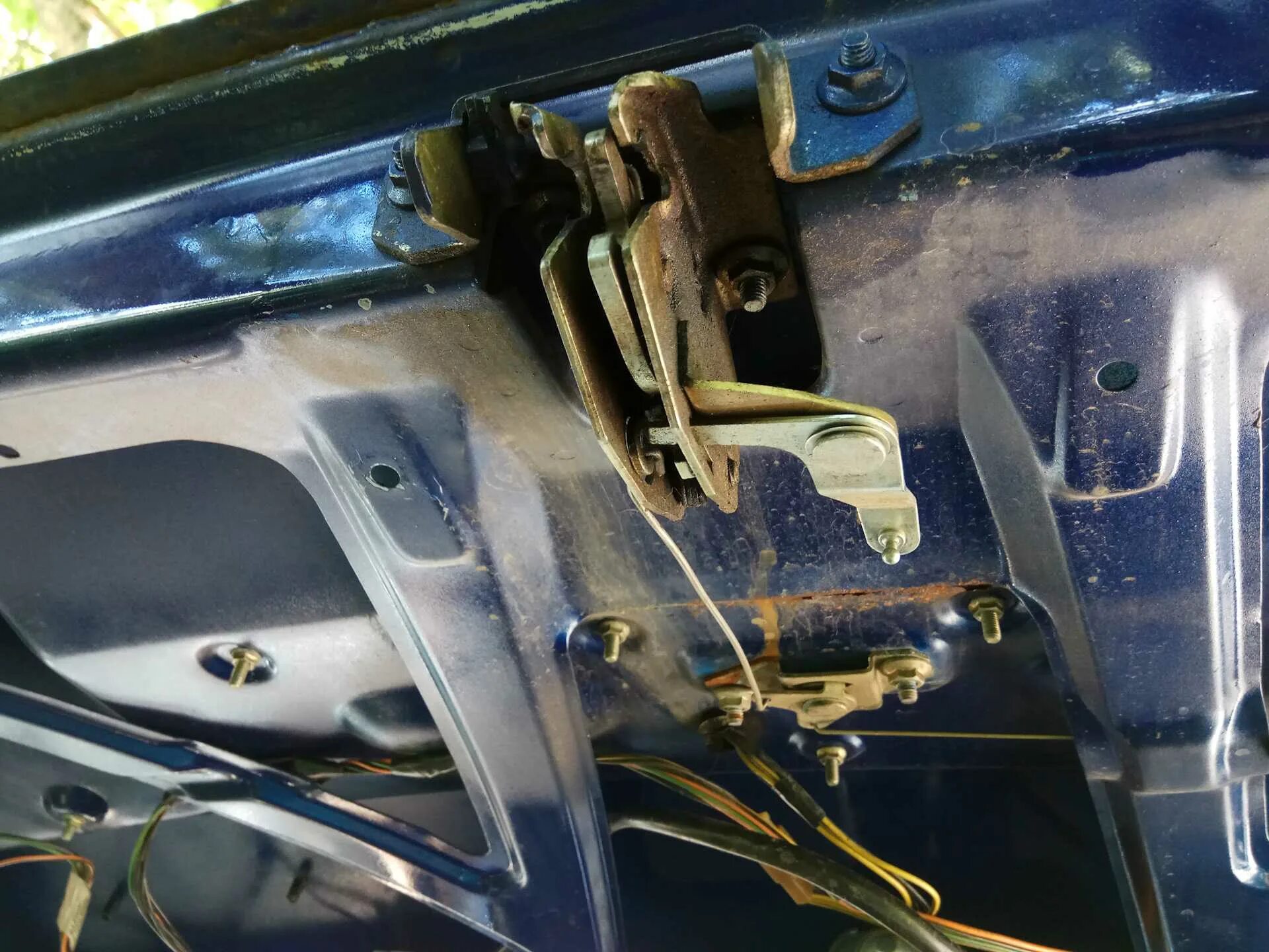 Тяга открывания багажника ваз-2111. Тяга открывания багажника ваз 2110. Рав 4 датчик открывания багажника. Не закрывается багажник рено логан 1. Концевик багажника суперб 2.