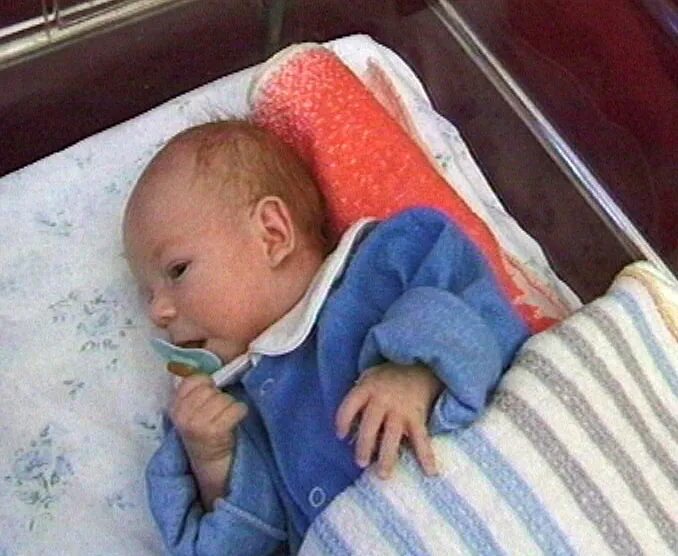 Как ребенок лежит в коконе фото. Положить ребенка на бок. Положить ребенка на бок. Положить ребенка на бок. Кокон для ребенка новорожденного.