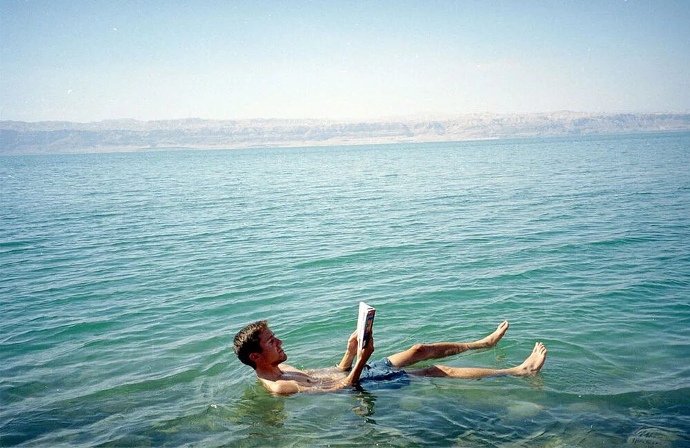 Мертвое море человек на воде. Иордания Мертвое море. Дунаниэлла мертвого моря. Мертвое море иссыккуль.