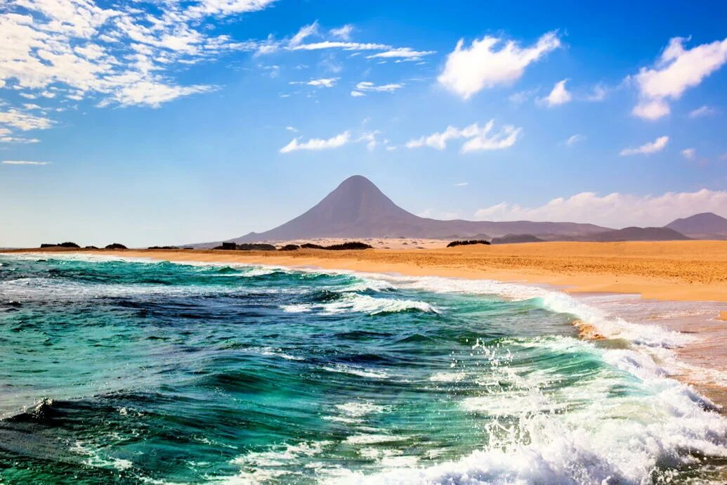 Чили атакама. Лансароте атлантический океан. Порт-морсби папуа новая гвинея. Вулкан на берегу моря. Клифтон бич кейптаун.