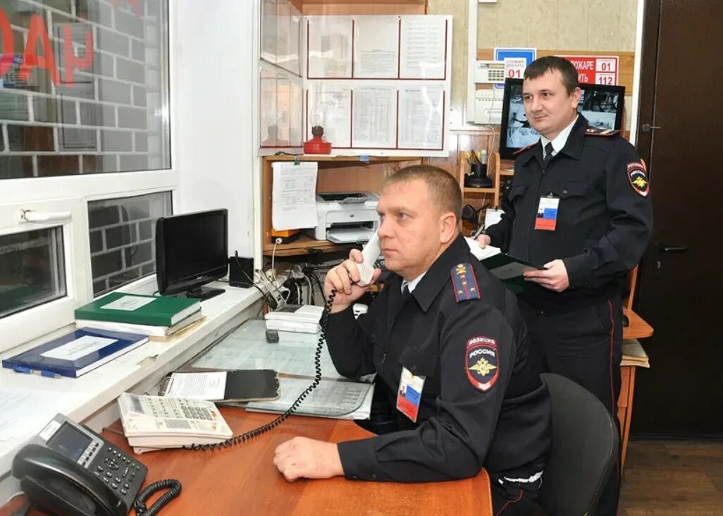 Дежурящий полицейский. Дежурный ОВД. Пульт дежурного полиции. Оперативный дежурный ОВД. Сотрудник дежурной части полиции.