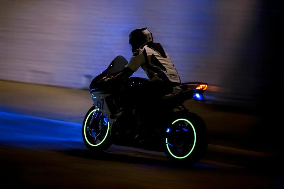 Светящиеся мотоциклы. Мотоцикл с подсветкой. Мотоцикл ночью. Спортбайк с подсветкой. Спортивный мотоцикл с подсветкой.