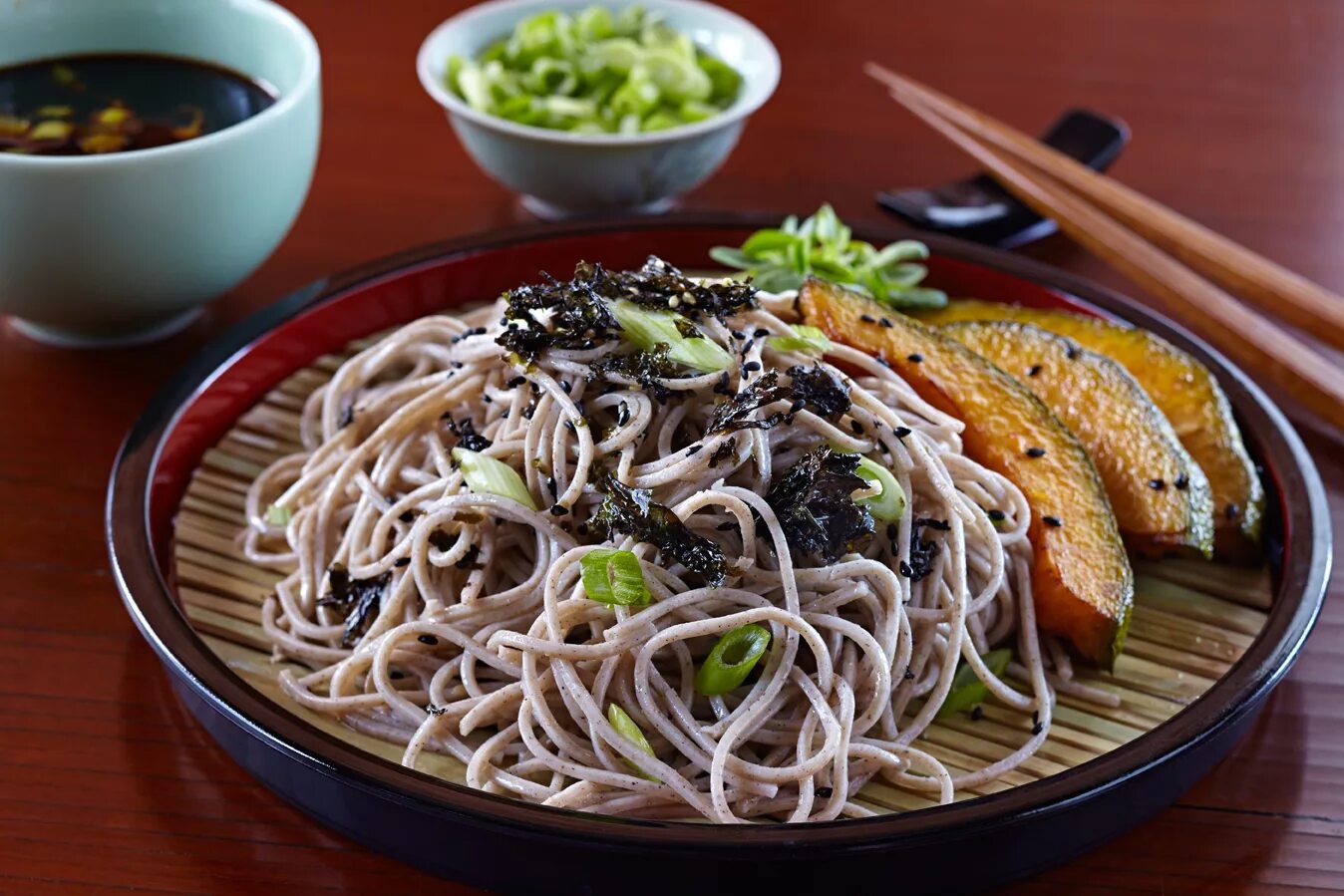 Лапша соба Япония. Тошикоши соба. Японская гречневая лапша соба. Soba Noodles Япония. Udon noodle bar