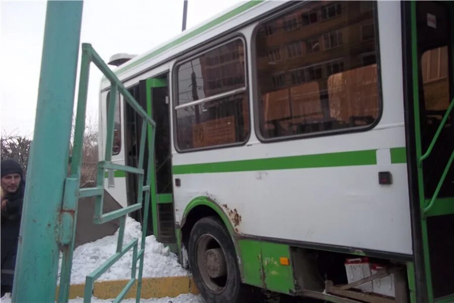 68 Автобус Красноярск. 32 Автобус Красноярск. Автобус 91 Красноярск. Автобус въехал в школу Красноярск.