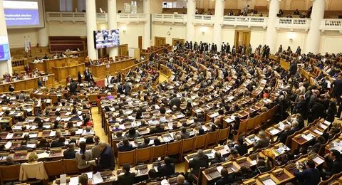 Парламент действует