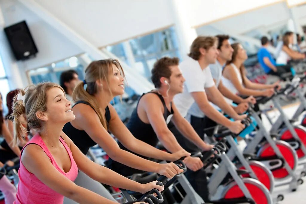 Www spinning com. Спортивные люди. Спортивно-оздоровительные услуги. Спортивные занятия. Люди в спортзале.