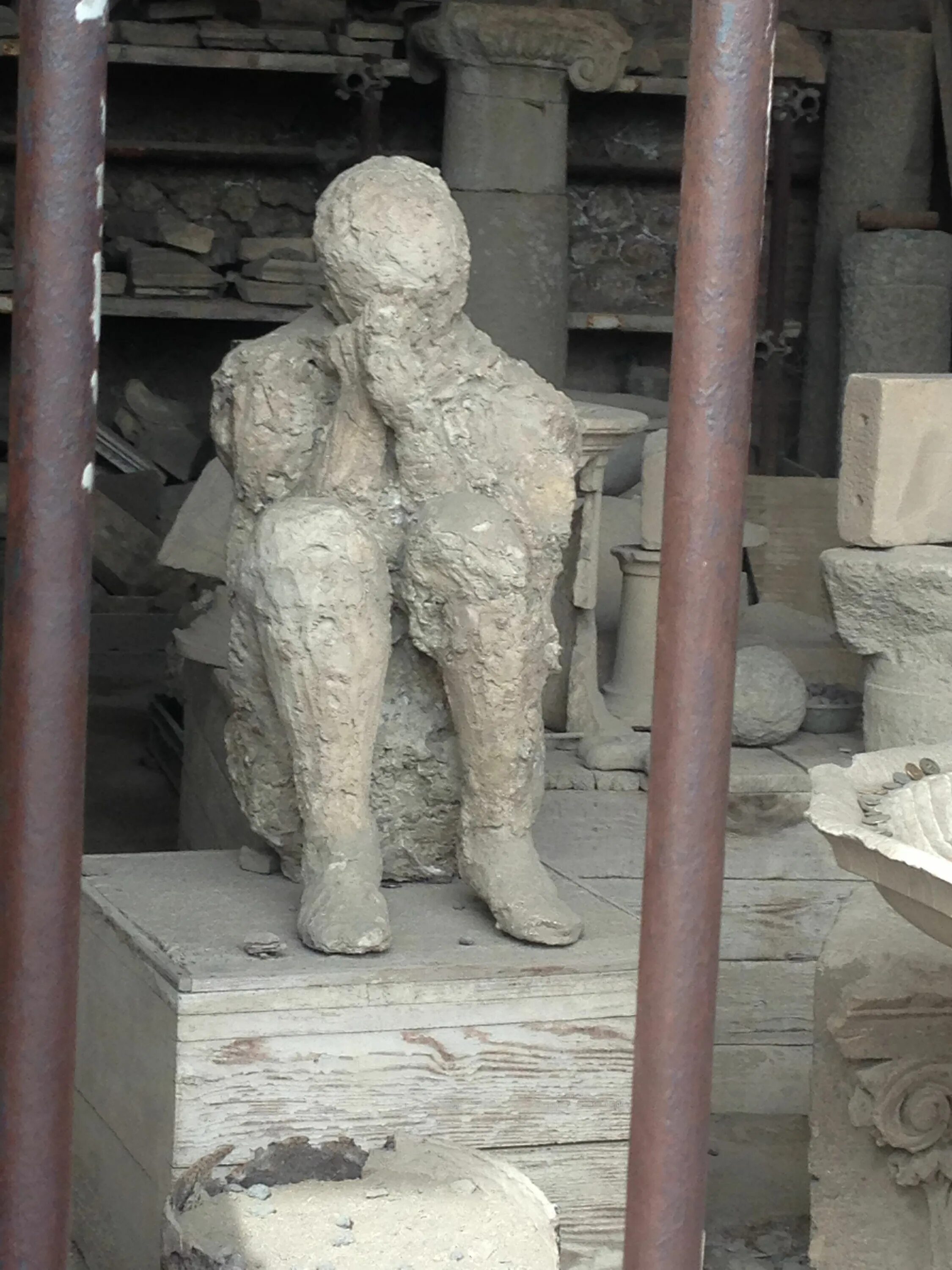 Помпеи окаменелые статуи. Помпеи окаменелые люди. Статуи помпеи. Статуя помпея. Помпеи 2014 статуя.