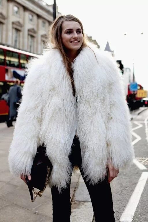 Белая шуба. Модные полушубки. Шубы 1000 000 долларов барбара лиса белая. Одели шубки белые пушистые. Белая шуба.