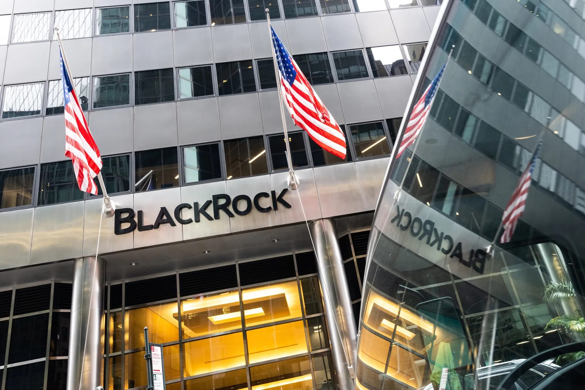 Американская инвестиционная компания. A. Blackrock штаб квартира. Американская инвестиционная компания. Фото инвестор америка.