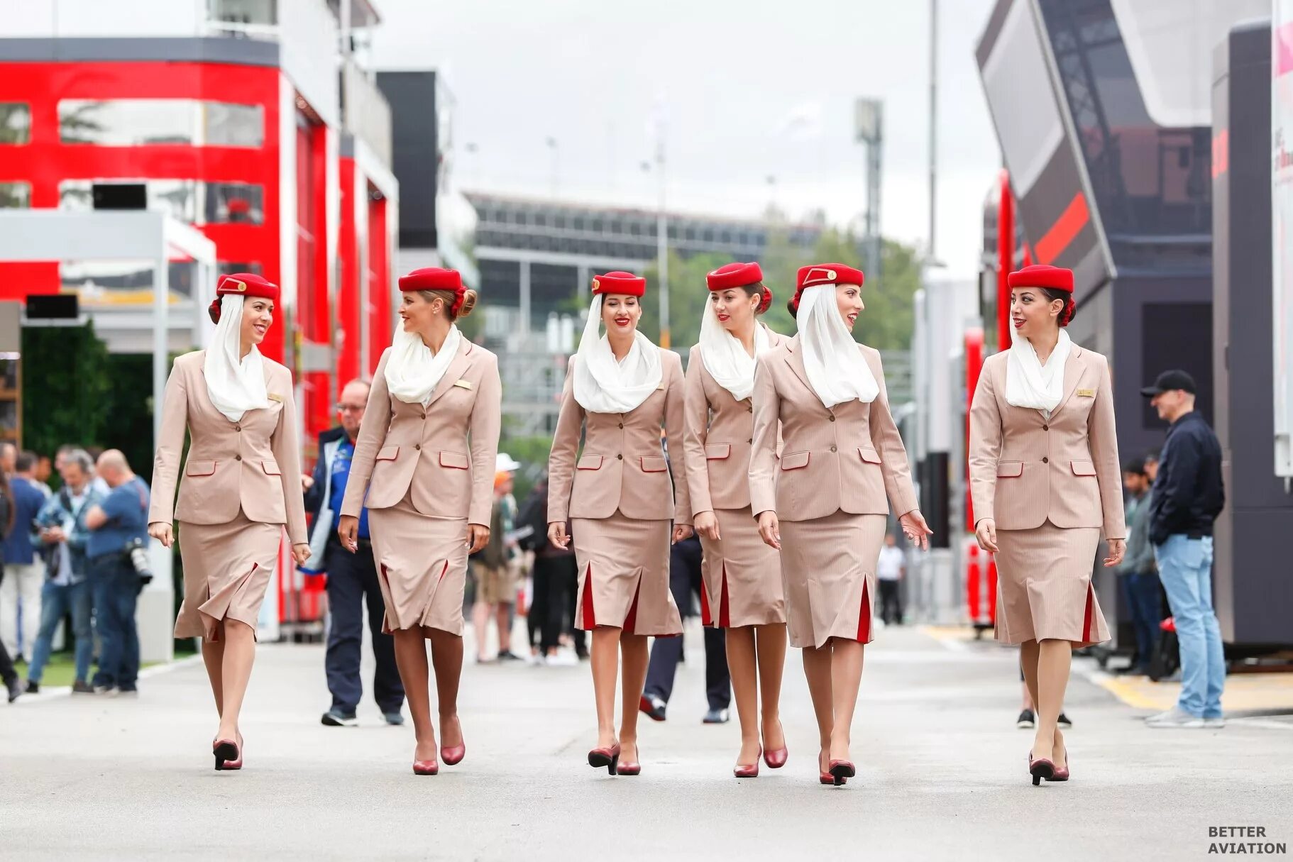 Экипаж emirates. Emirates airlines форма стюардесс. Униформа стюардесс эмирейтс. Fly emirates cabin crew. Авиалинии дубай эмирейтс стюардессы.