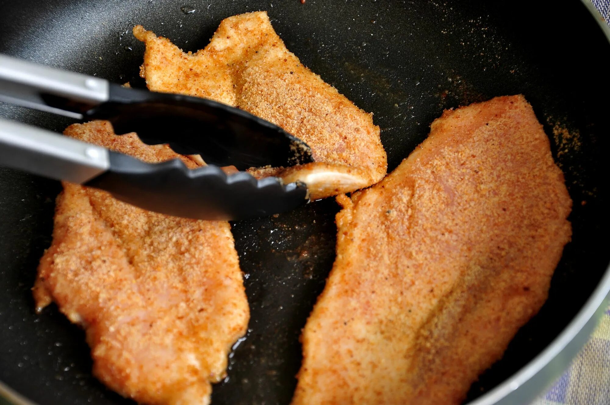 Рецепт куриной грудки в панировке на сковороде