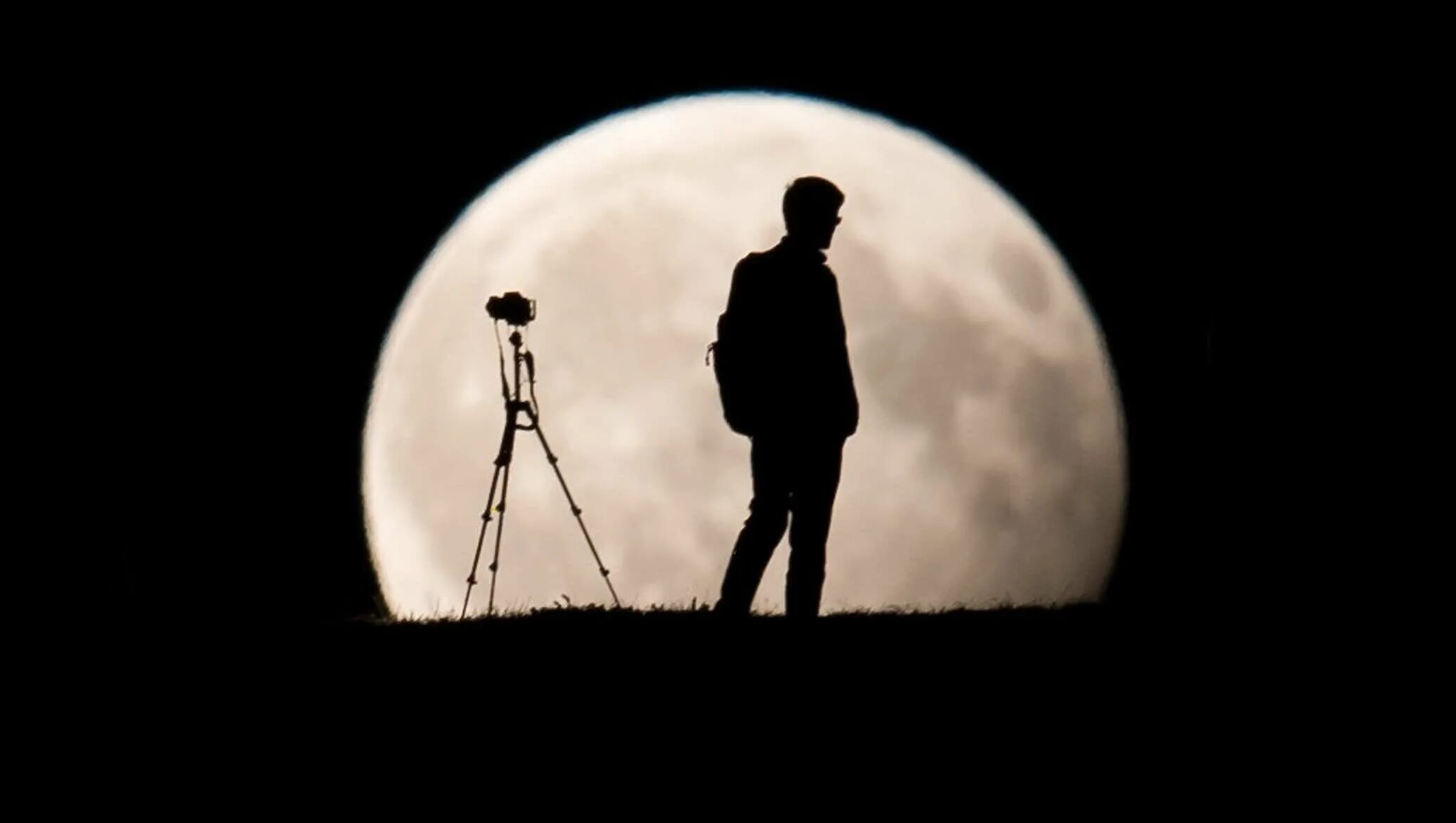 Затмение человек. Человек фоткает луну. Затмение разума. Человек фотографируется с луной. Земли следить за человеком