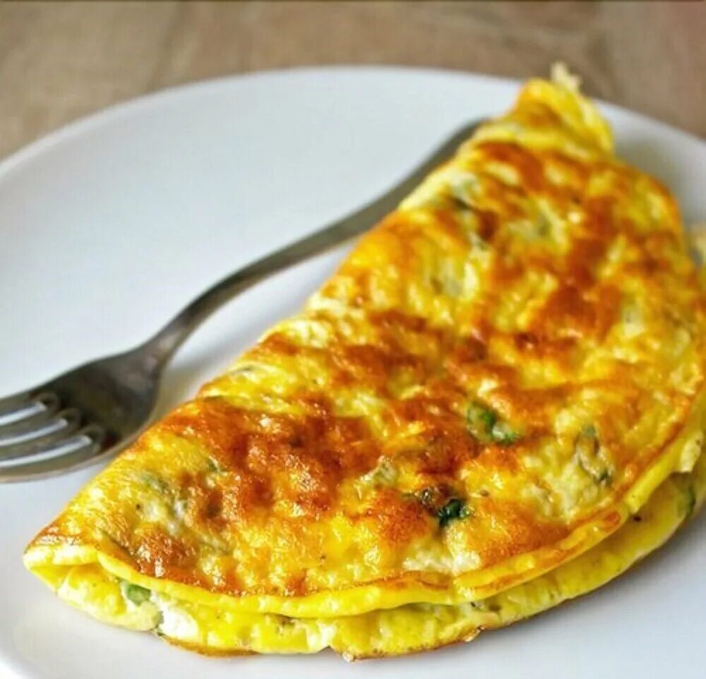 Рецепт блинов из яиц на сковороде. Омлет Геншин. Сырный омлет. Омлет с сыром и зеленью. Омлет с помидорами и сыром.
