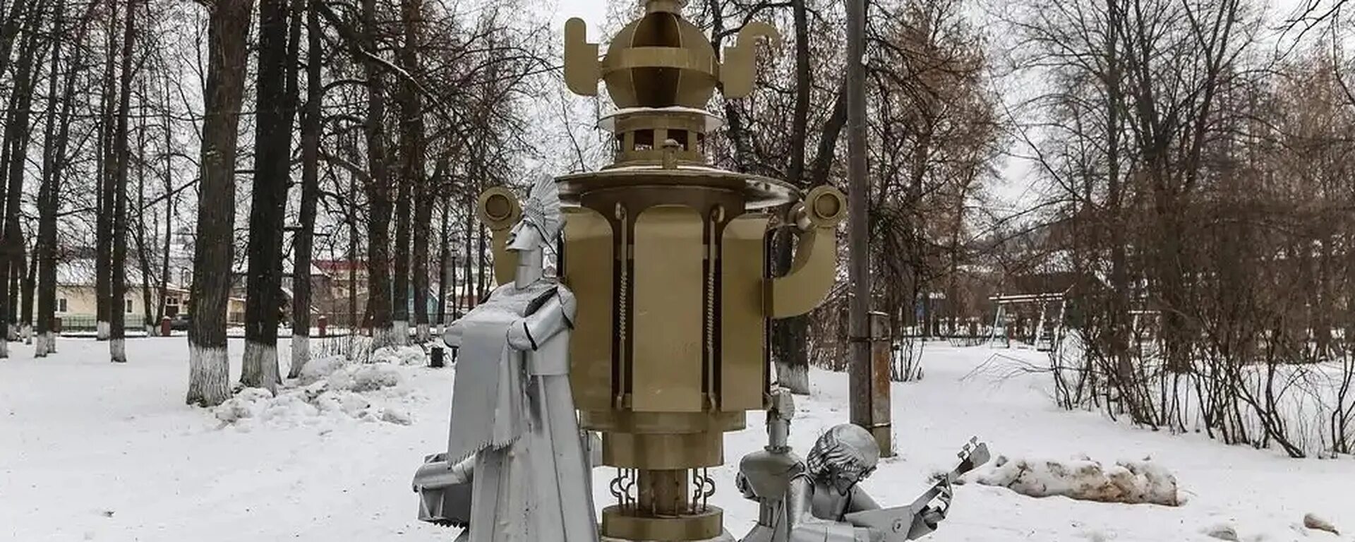 Самовар суксун. Памятник самовару в Суксуне. Суксунский самовар памятник. Памятник Суксунскому самовару Суксун.