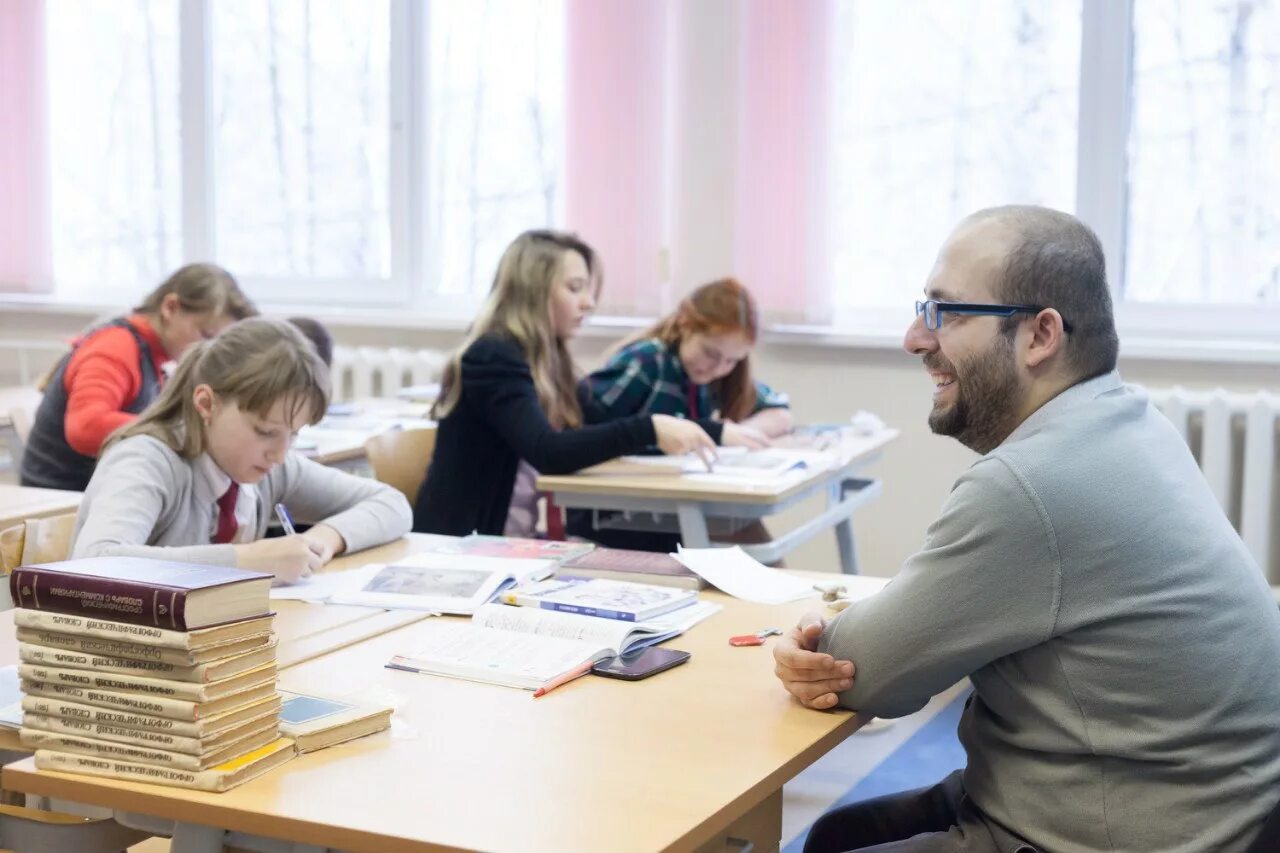 Новый учитель 18. Образ учительницы. Стефи сельма безумные преподы. Блоггер педагог. Учитель новой современной формации.