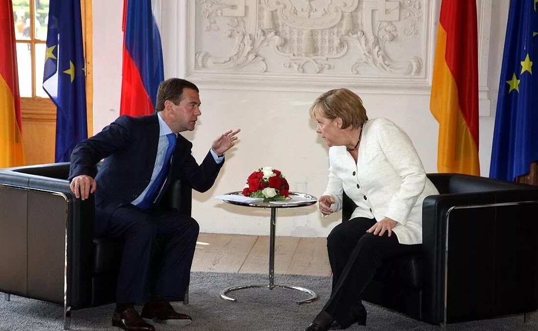 Картинки россия и германия отношения. Немцы на переговорах. Немецкий стиль переговоров. Рукопожатие в германии. Немецкий бизнесмен.