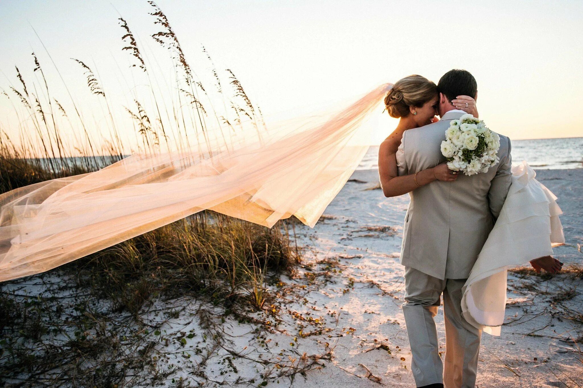 Вдам. Свадебные фотографии. Свадьба на берегу моря. Свадебные пары. Жених и невеста.