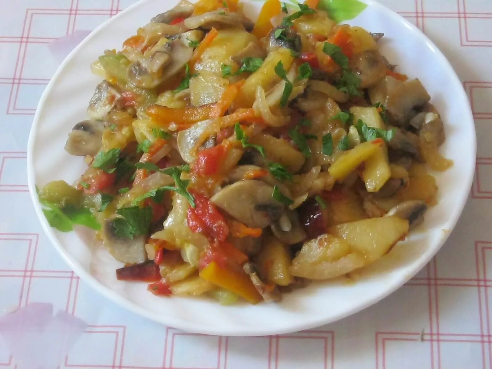 Овощное рагу с кабачками. Грибы тушеные с овощами. Овощное рагу с кабачками и картошкой на сковороде. Овощное рагу с грибами. Овощное рагу с шампиньонами.