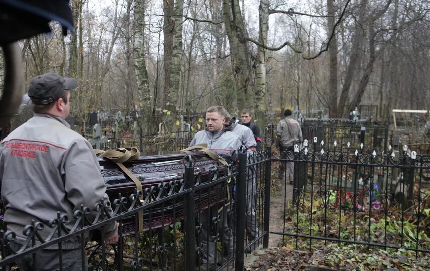 Сколько стоит похоронить на кладбище. Большеохтинское кладбище СПБ. Усыпальница Елисеевых на Большеохтинском кладбище. Смоленское кладбище рейс 9268. Большеохтинское кладбище Братское захоронение.