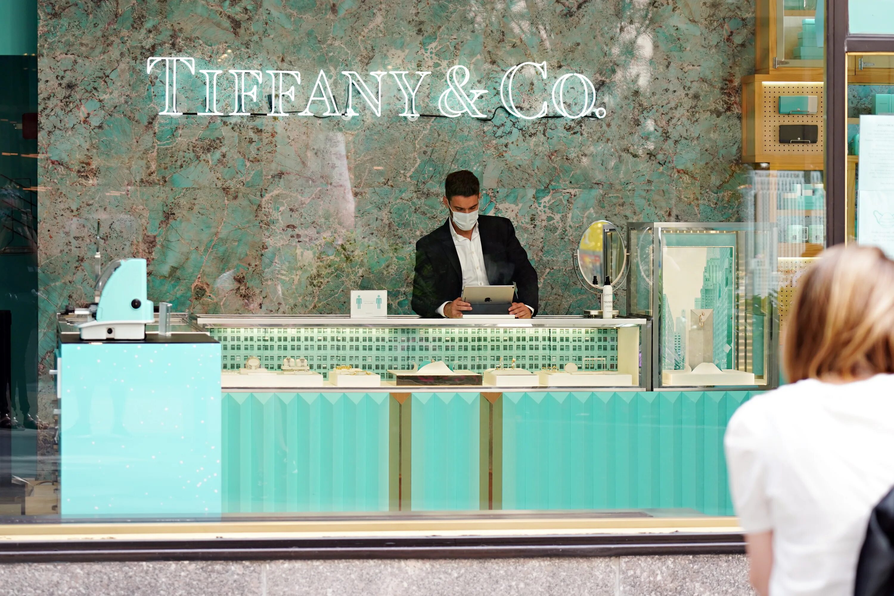 LVMH И Tiffany. Генеральный директор Тиффани. Tiffany co History. Почему Тиффани такие дорогие.