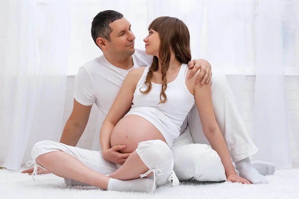 Беременную жену нежно. Фотосессия беременных с мужем. Фотосессия беременной с мужем.