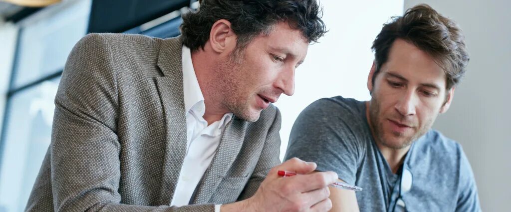 You hear a man talking. Люди общаются. Довольный мужчина. Внимательно слушающий человек. You hear a man talking.