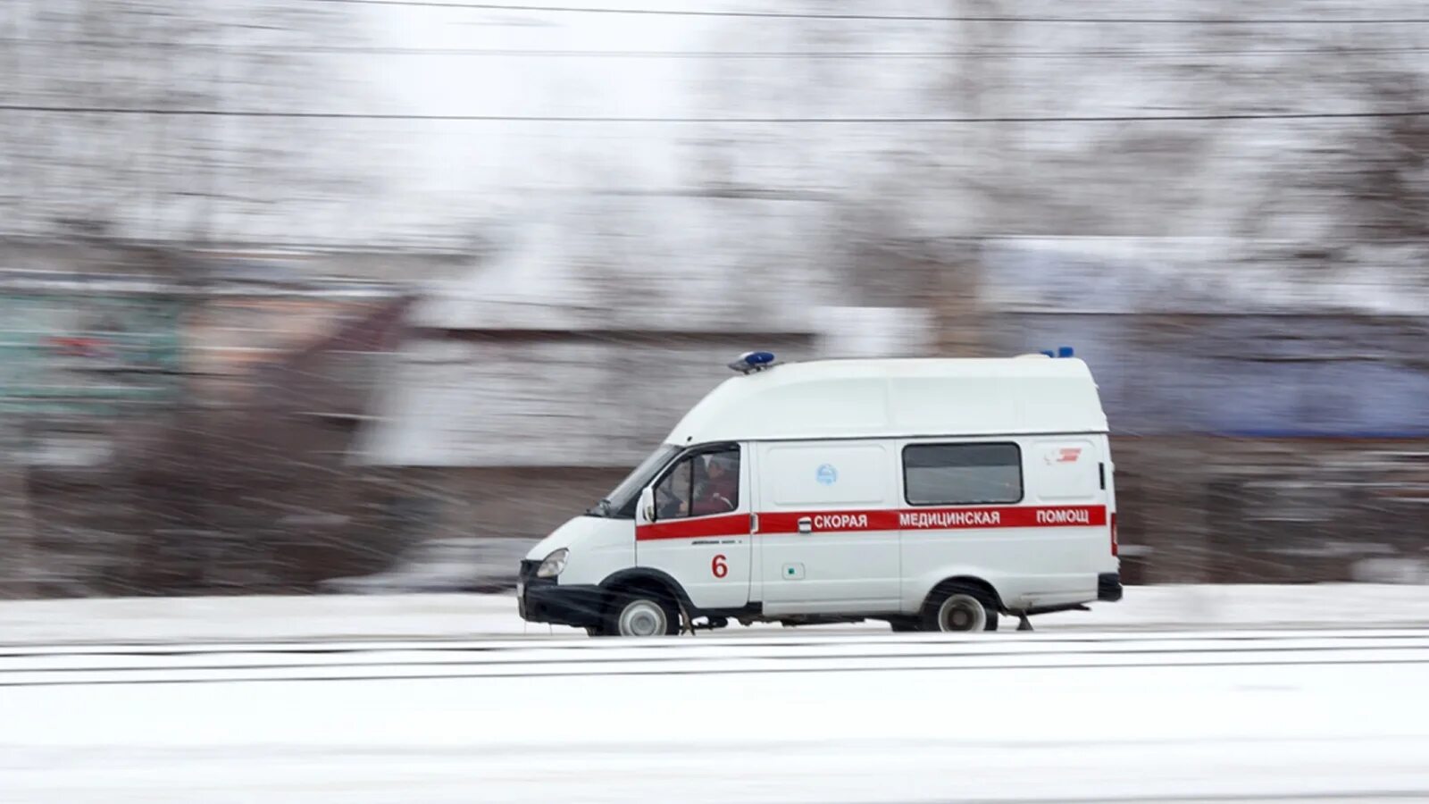 Под скорым. Скорая помощь вызвать. Машина скорой помощи на дороге. Скорая фон. Бригада скорой медицинской помощи.