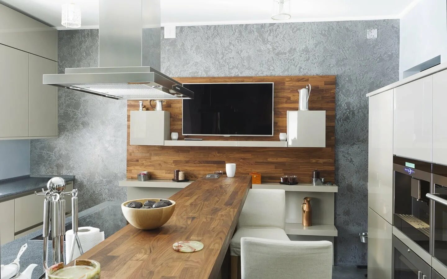 Лучшие телевизоры для кухни. Телевизор в интерьере кухни. Телевизор на кухонной стене. Кухня с телевизором на стене. Телевизор на стене в ку.