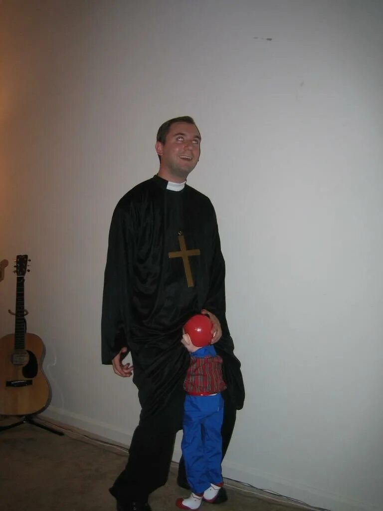 папа римский священник в католической в церкви. папа римский франциск мем. католический священник и дети. католический священник и дети. католический священник с детьми.