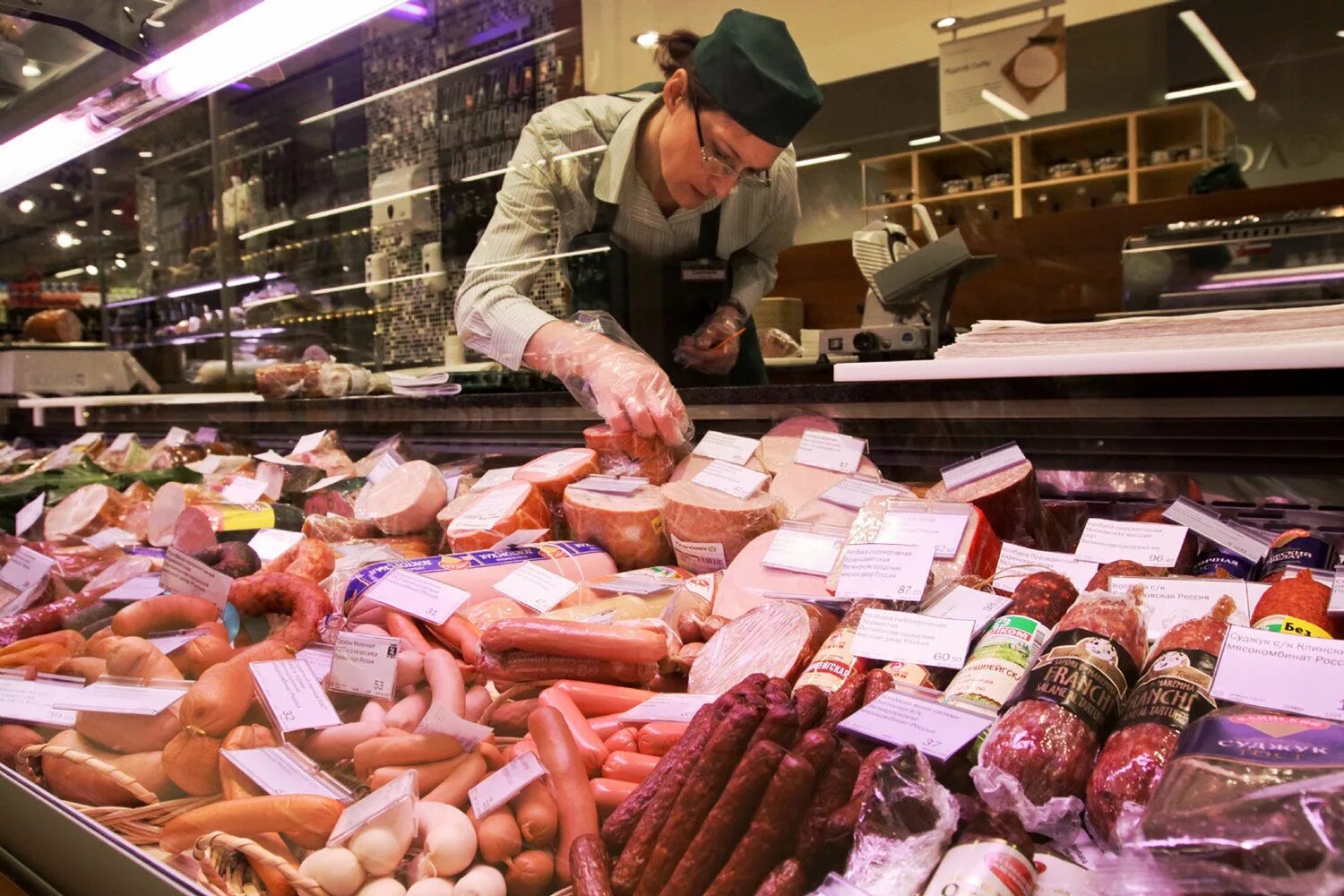 Продавец в магазине продуктов. Продавец колбасных изделий. Продавец колбасы. Колбаса на рынке. Азбука вкуса колбасный отдел.