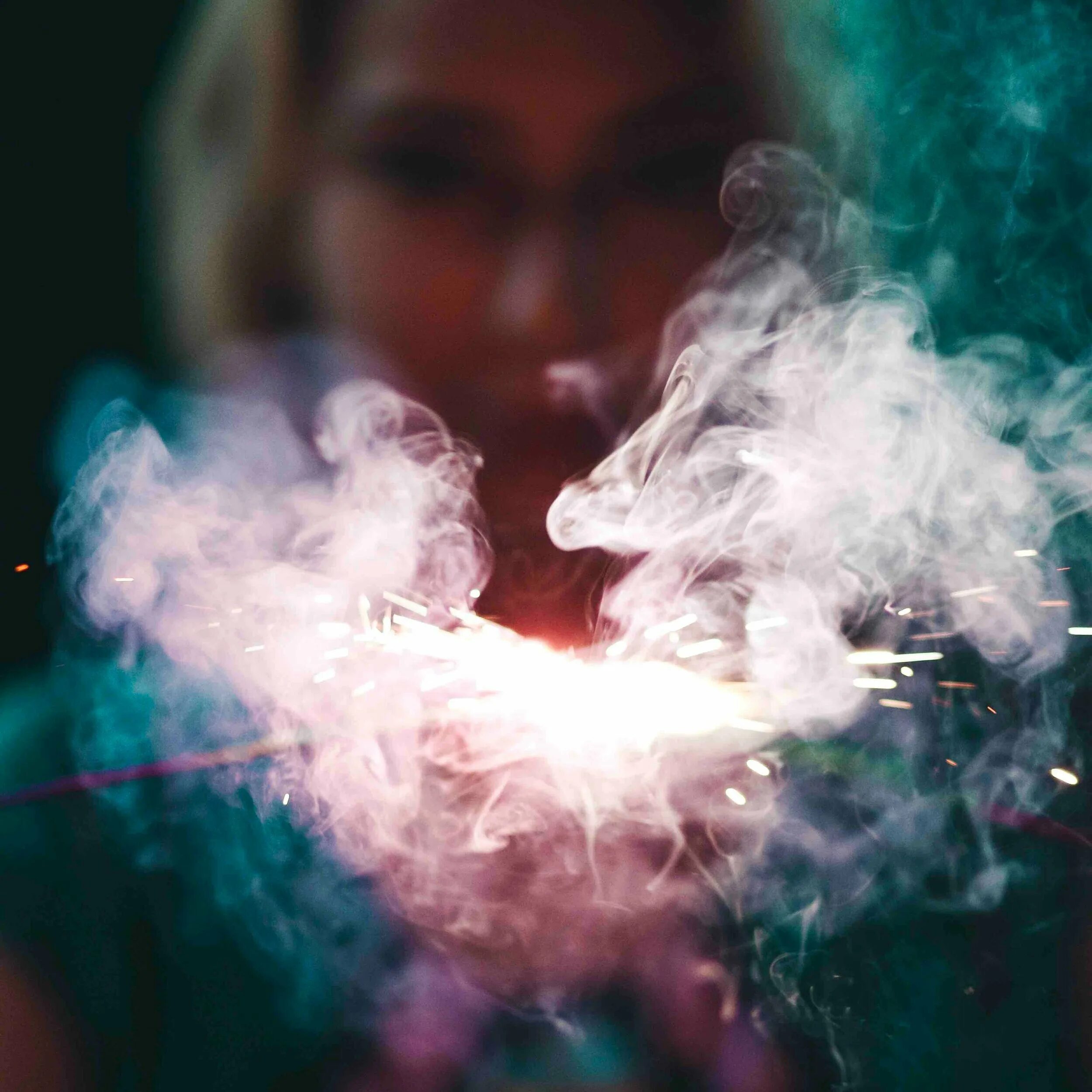 Купить холодный дым. Дым изо рта. Девушка с дымом изо рта. Холодный дым. Художественная фотография с дымом.